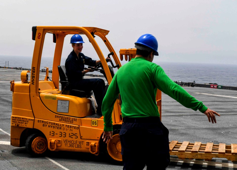 USS Hershel "Woody" Williams (ESB 4) conducts forklift tra…