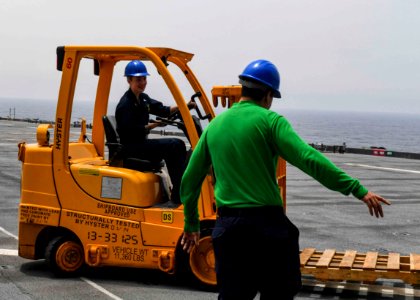 USS Hershel "Woody" Williams (ESB 4) conducts forklift tra…