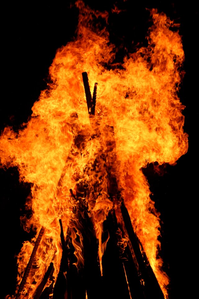 Light flames coals