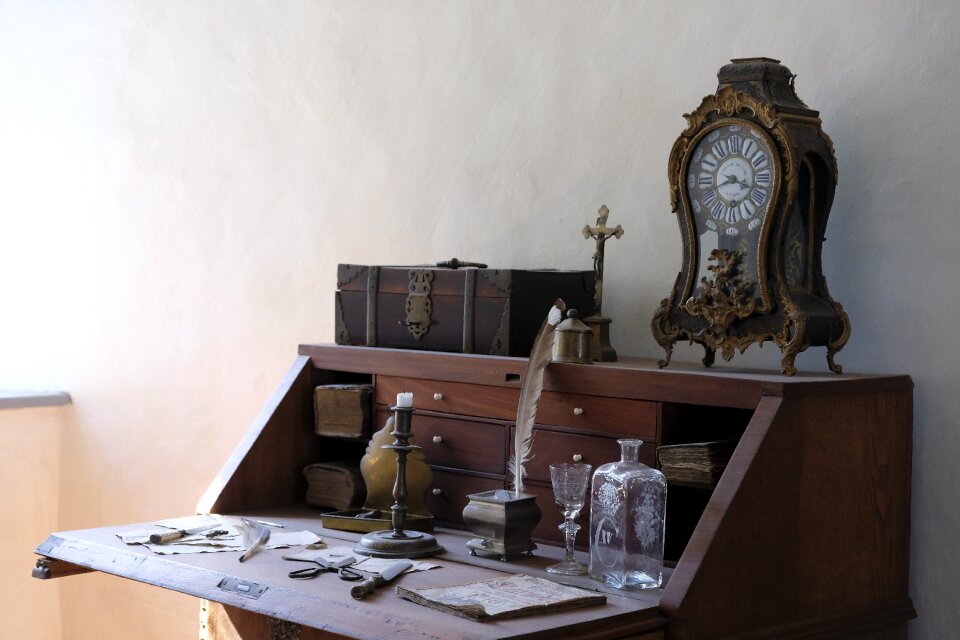 Table clock time time of