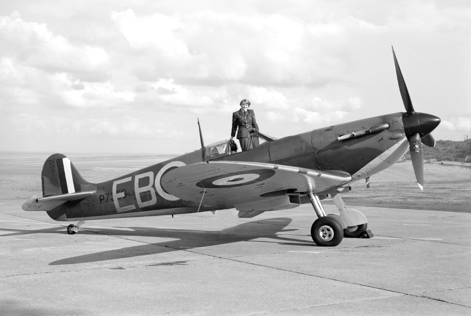 1942 WW2 Graflex Speed Graphic takes Sarah Jane & Spitfire…