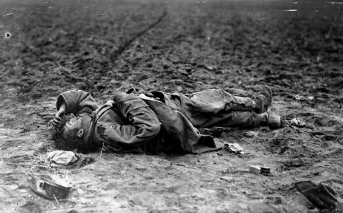1915 Soldado austríaco muerto en el campo de batalla