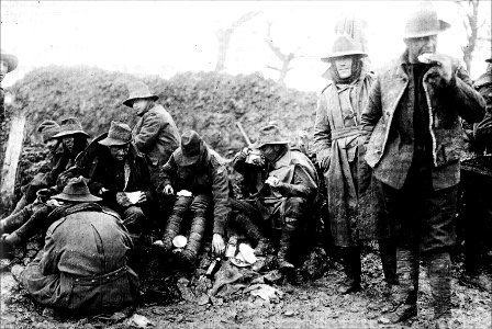 1915 Soldados de Australia y New Zealand encargados de rep…