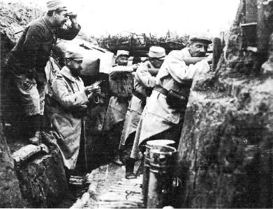 1915 Soldados franceses obaservan a los alemanes