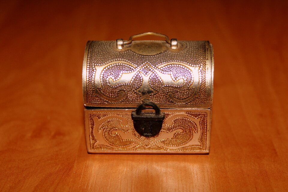 Souvenir decorated with gloss