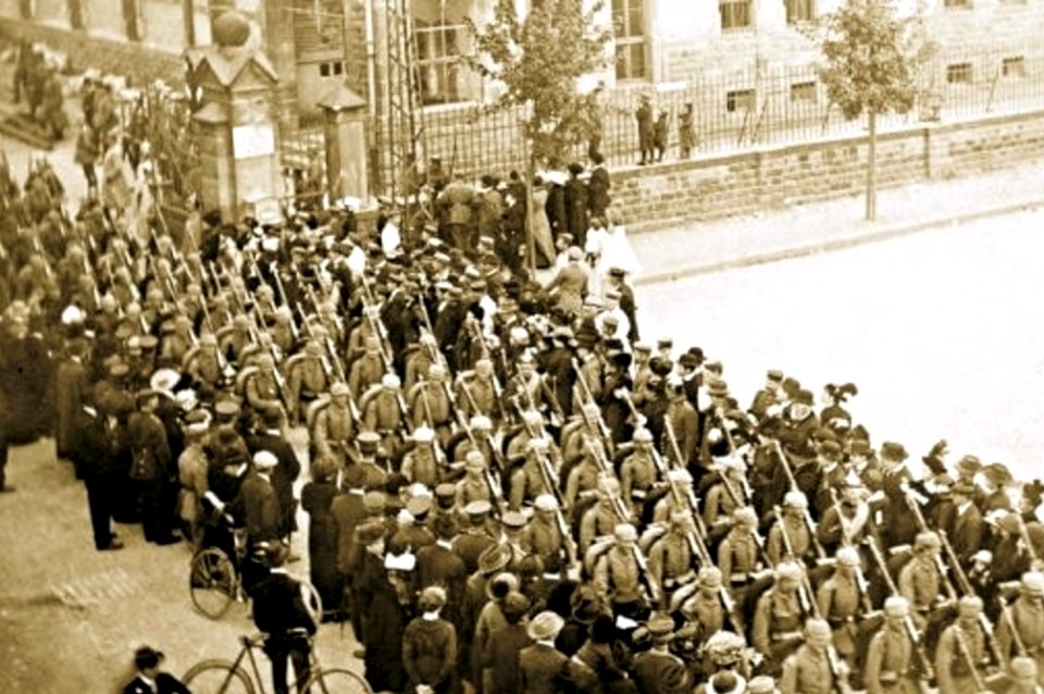 1914 Regimiento de infantería alemán con cascos prusianos