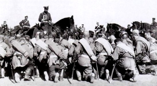 1914 Nicolás II con un ícono en la mano despide a los sold…