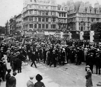 1914, Agosto 4 Londres, luego de la Proclama de Guerra