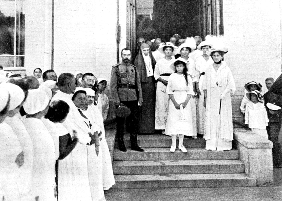 1914, Agosto 16 - Nicolás II y su esposa visitan el Hospit…