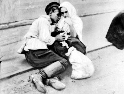 1914 - Soldado ruso se despide de su familia en Varsovia