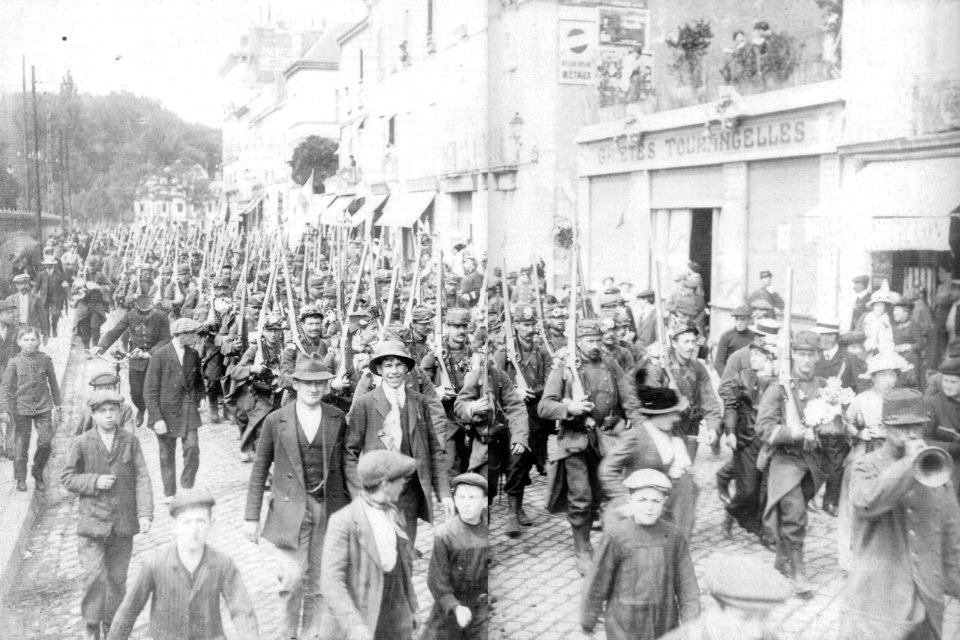 1914 Ejército de Francia pasa por la villa de Touriane