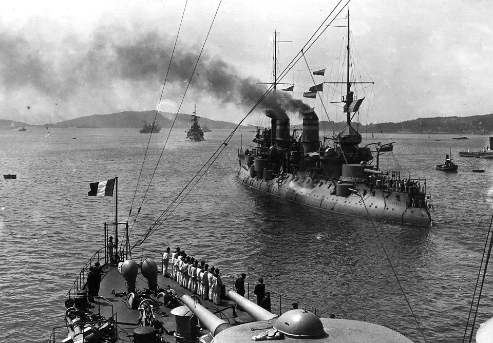 1915 Bouvet, nave de gueurra de Francia, en el Dardanelos