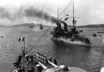 1915 Bouvet, nave de gueurra de Francia, en el Dardanelos
