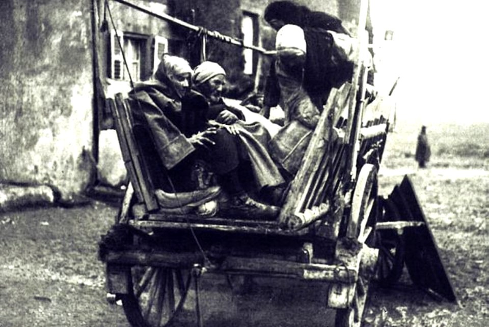 1914. Belgas escapan de los bombardeos