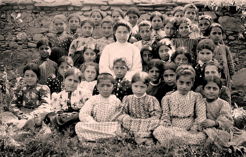 1915 Niñas armenias quemadas vivas por los turcos en Mush