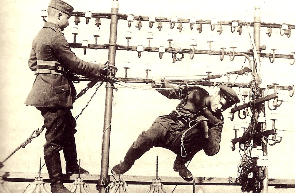 1914 Soldados alemanes reparan cables telegráficos captura…