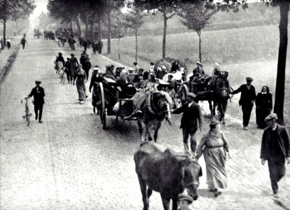 1914 Agosto - Refugiados belgas huyen de la ocupación alem… photo