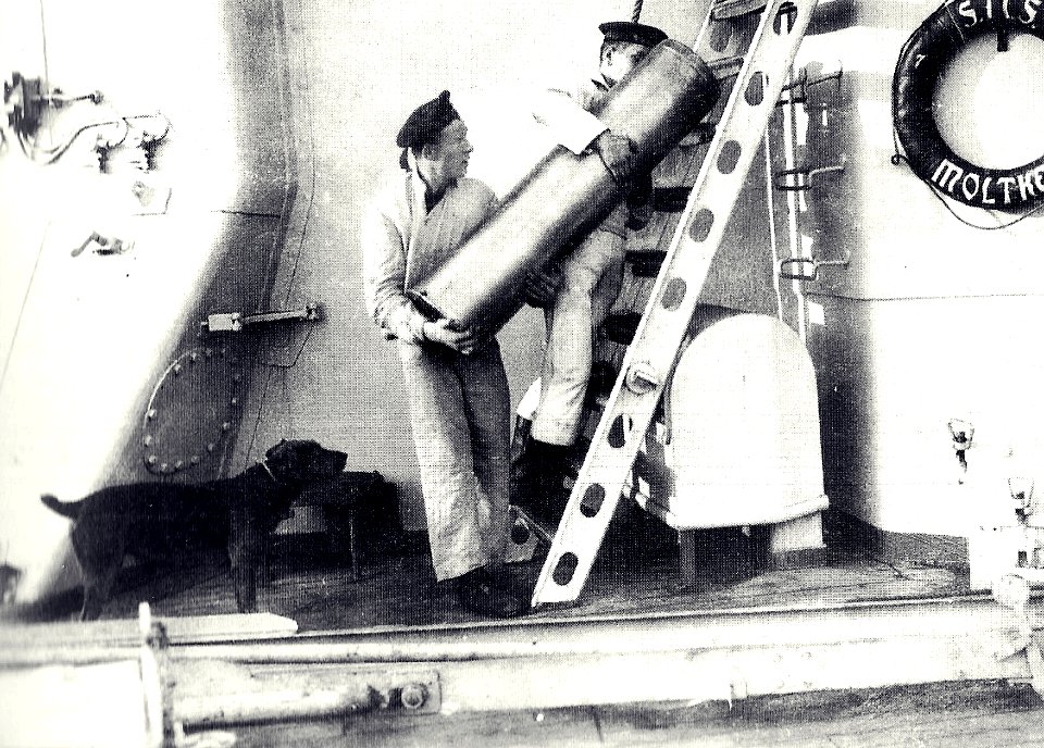 1914 Crucero de Guerra Moltke, marineros trasladan municio…