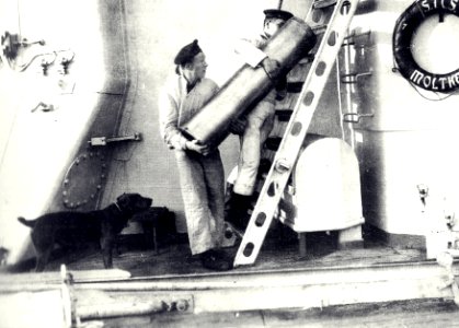 1914 Crucero de Guerra Moltke, marineros trasladan municio… photo