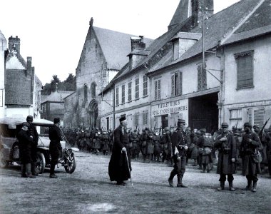 Sacerdote francés despide a compatriotas rumbo al Marne photo