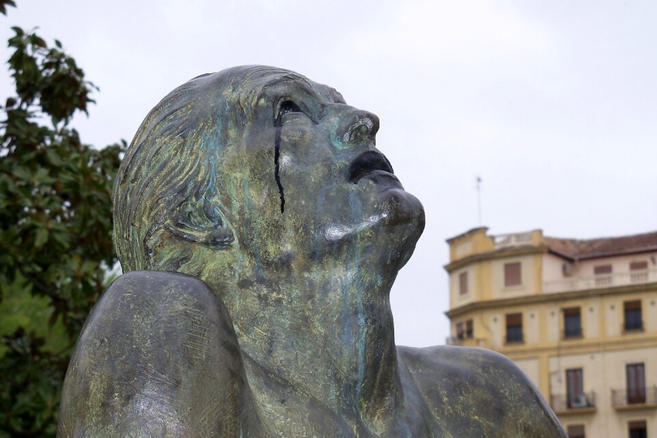 Statue granada bronze
