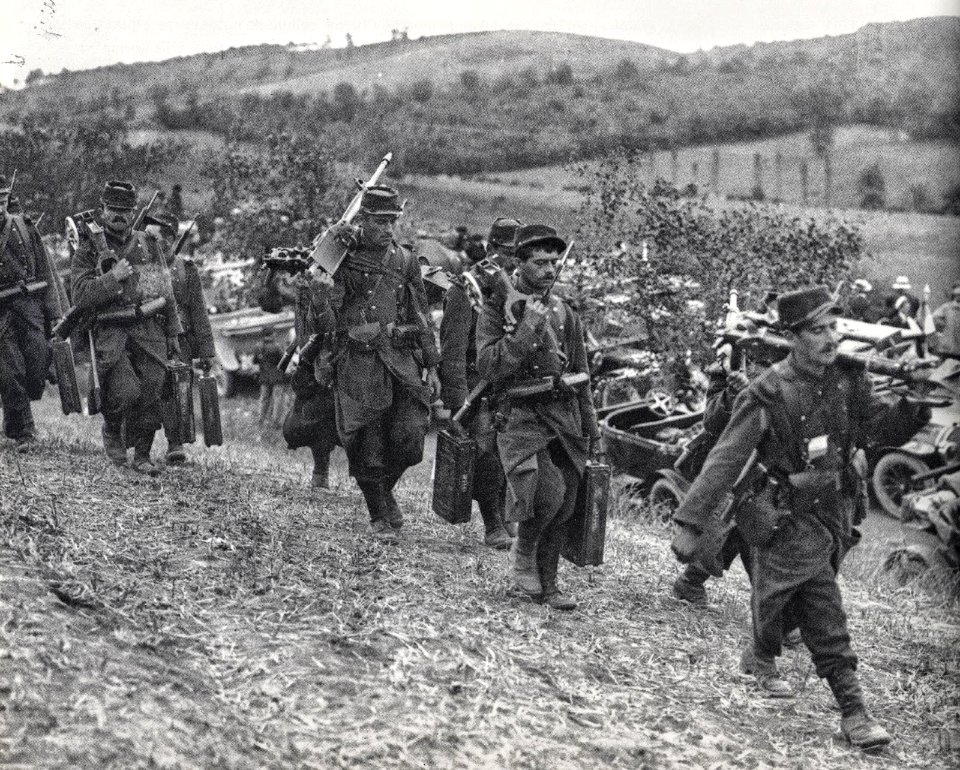 Franceses llegando en taxi para la Batalla del Marne (2)