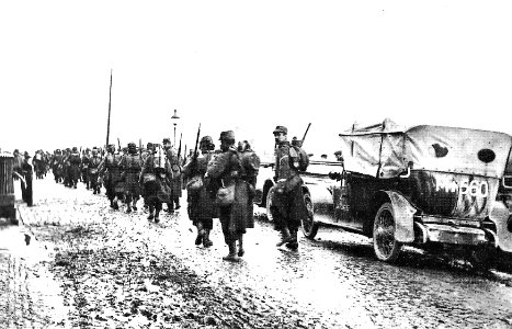1914 Soldados franceses llegan a Marne en autos