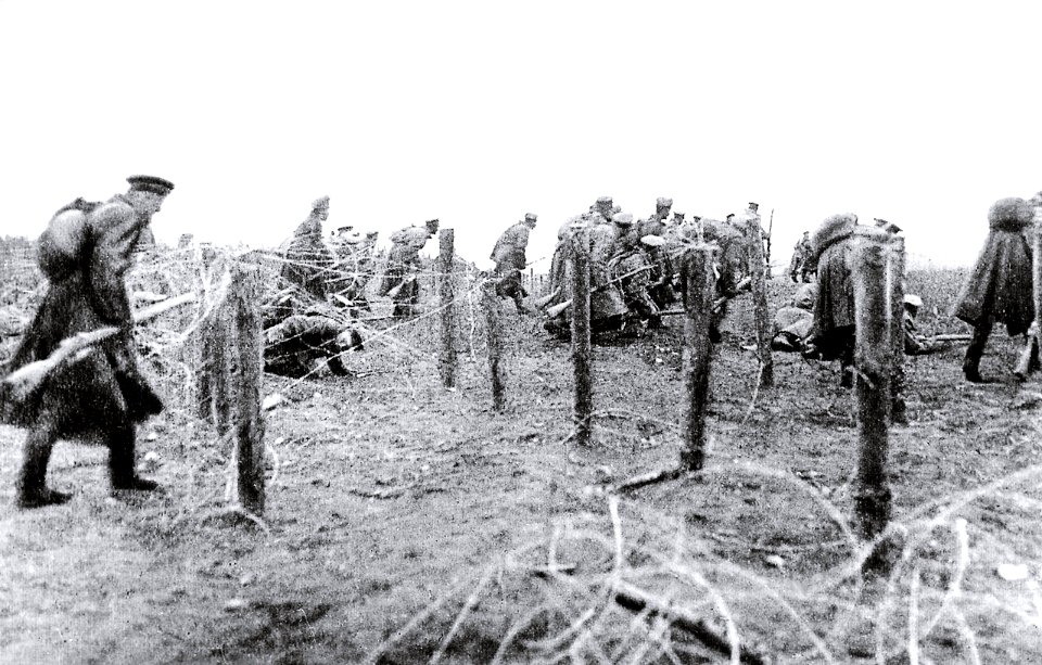 1914 Rusos cortan alambres de púas en Zamosc-Komarów