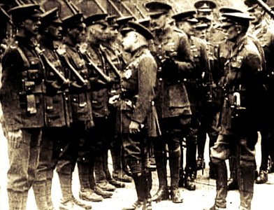 1914 Altos oficiales británicos revisan las tropas