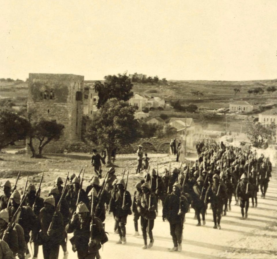 Tropas turcas ecamino al Canal de Suez, 1914