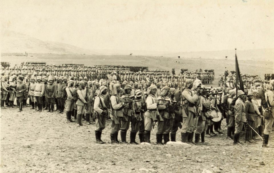 Ejército Otomano antes de atacar el Canal de Suez