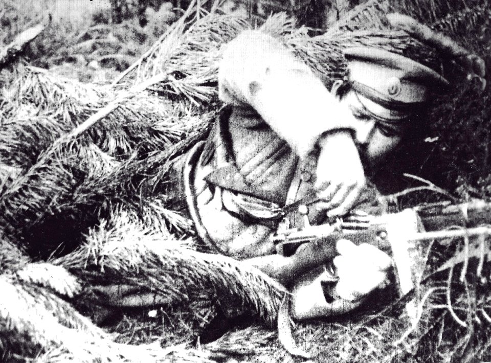 Preparando una emboscada ruso carga su fusil (Zamosc-)