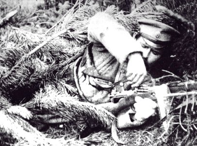 Preparando una emboscada ruso carga su fusil (Zamosc-)