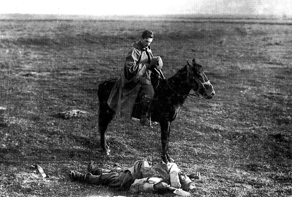 Río Cerna - Soldado de Serbia muestra sus respetos a un ca…
