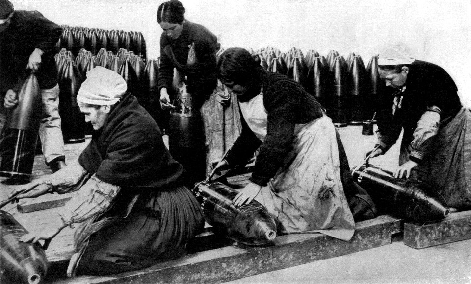 Francesas de toda edad fabricando bombas en 1917