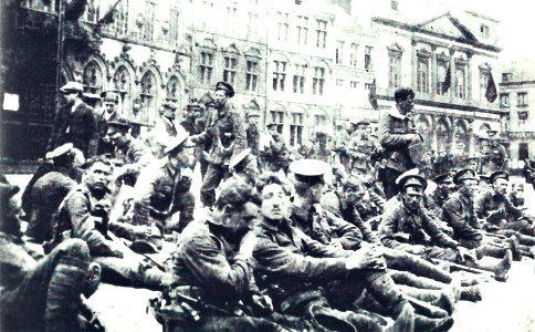 1914 Británicos descansando en la Plaza de Mons