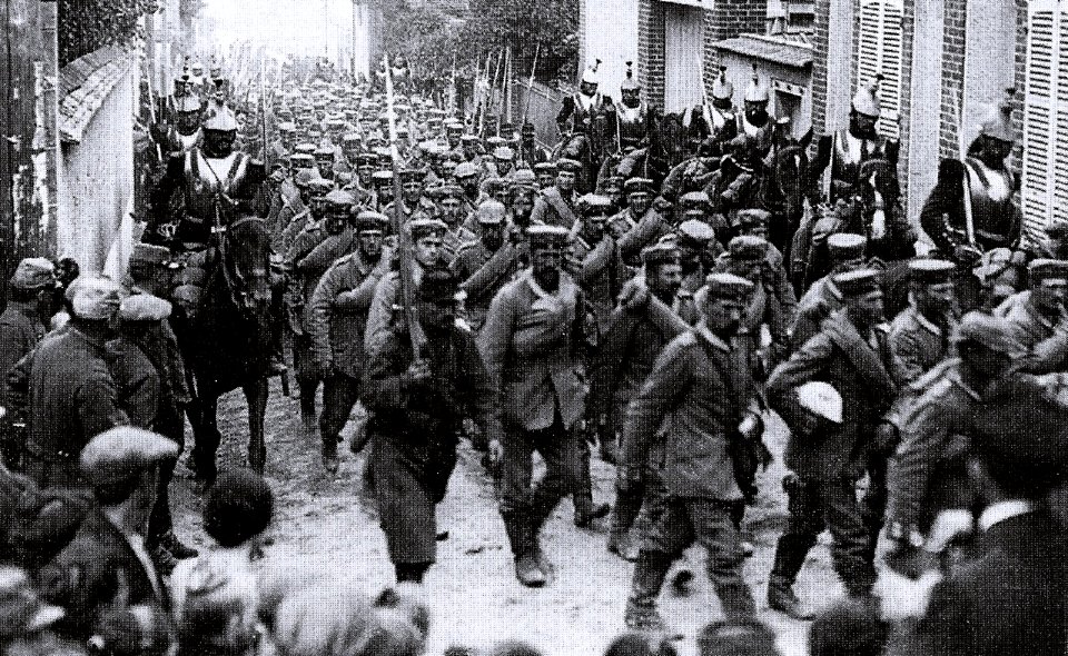 1914 Septiembre Rusos escoltan a prisioneros alemanes