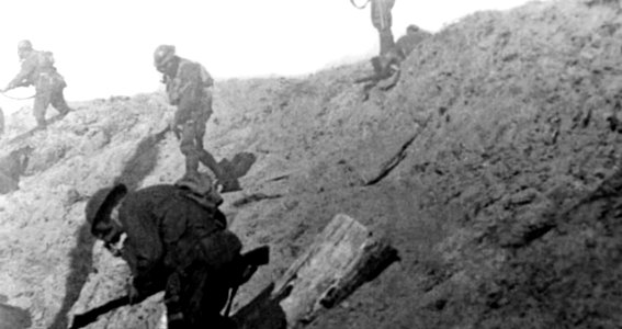 1914 Avance de tropas británicas entre humos letales
