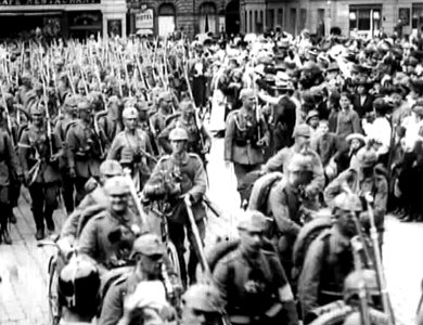 Población despide con júbilo a tropas alemanas photo