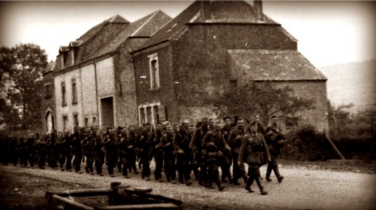 Infantería alemana rumbo a Bélgica 1914 photo