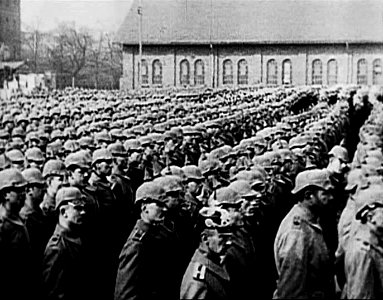 Agosto 3 Soldados alemanes escuchan arengas superiores photo