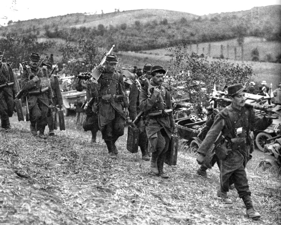 Franceses llegando en taxi para la Batalla del Marne