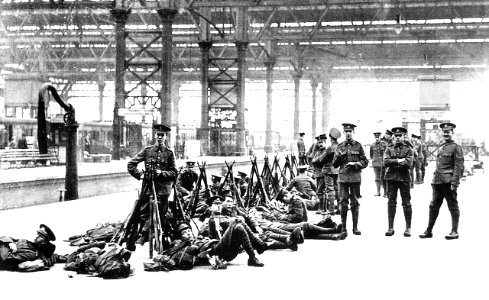 1914 Soldados británicos a la espera del tren durante la m… photo