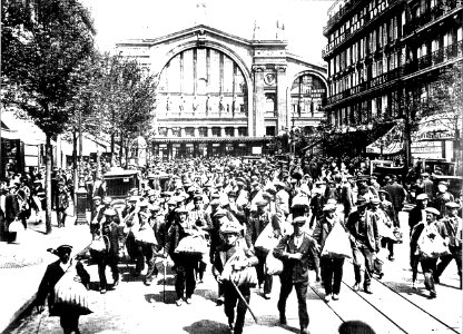 1914 Francia, voluntarios llegan a la Estación Gare du Nor… photo