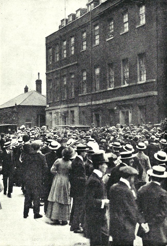 1914 Londres Downing St esperando noticias