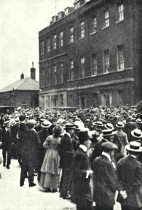 1914 Londres Downing St esperando noticias photo