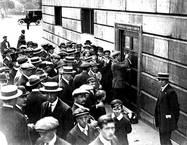 Británico retira la placa de la Embajada de Alemania photo