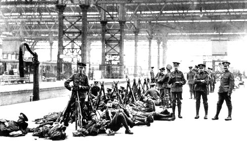 1914 Soldados británicos esperan del tren durante la movil… photo