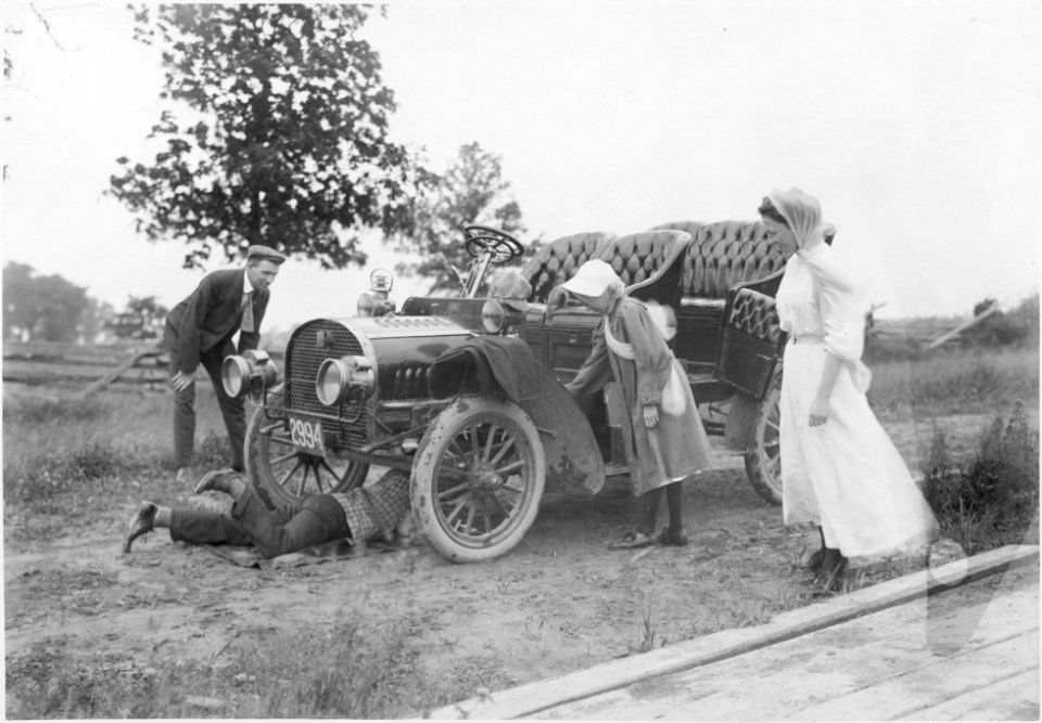 Fixing the car photo