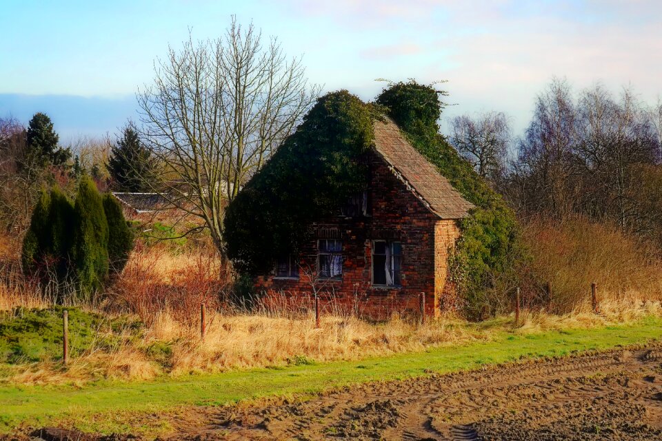 Break up ruin old building